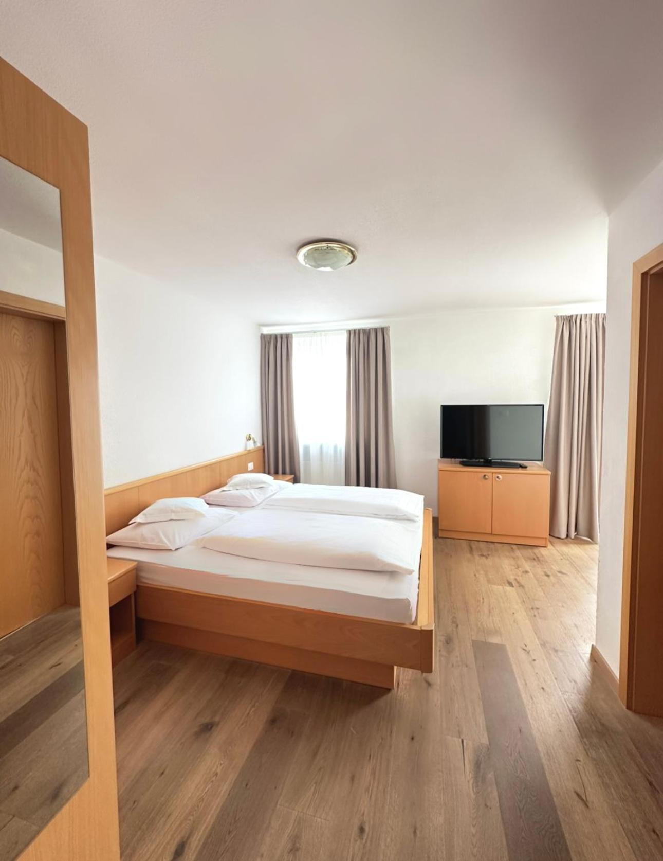 Garni Hotel Dorothea Tirolo Exterior photo